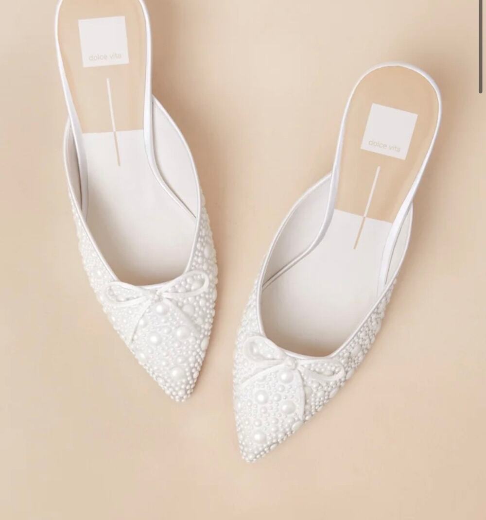 $140 Dolce vita Clayton True White Pearl Kitten Heels Pumps
Size 7.5
Worn once